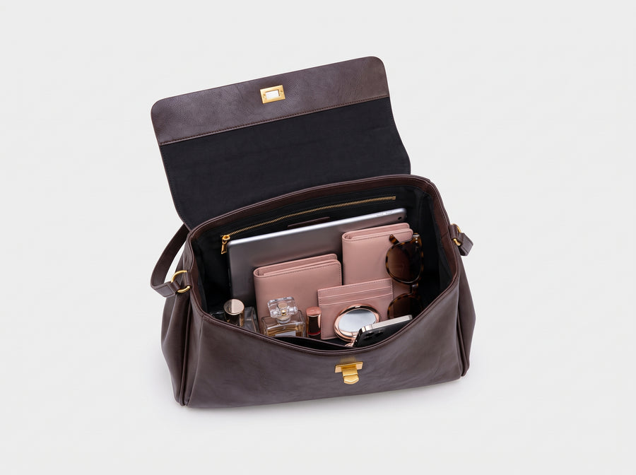 Bolso Ciara Vintage abierto con objetos de uso diario dentro